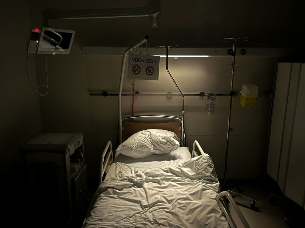 Sala szpitalna nocą – art. 160 k.k., narażenie pacjenta przez lekarza