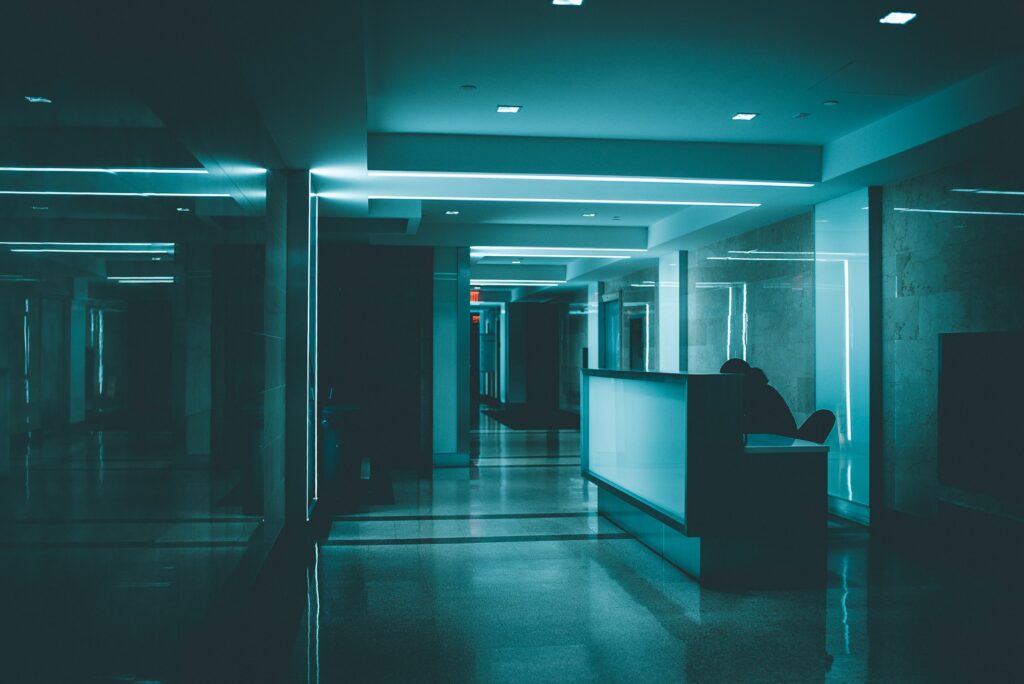 Korytarz szpitala – lekarz wezwany na przesłuchanie w charakterze świadka
