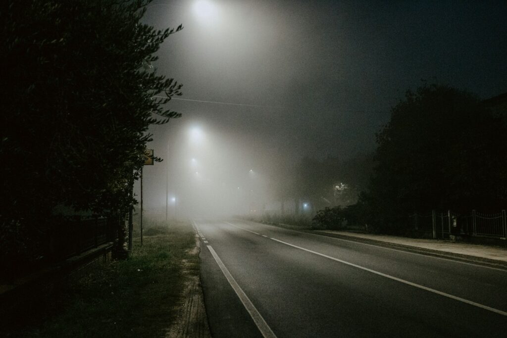 Pusta droga nocą we mgle – ucieczka z miejsca wypadku